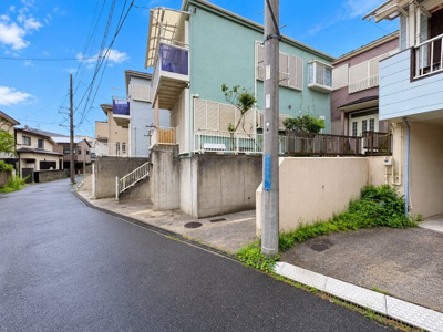 【前面道路含む現地写真】 | ◆保土ヶ谷区常盤台　中古戸建◆ | ◆前面道路も幅員があり車の運転も安心！前面道路は閑静な住宅地。車通りの少ない道路です。お子様にも安心です。