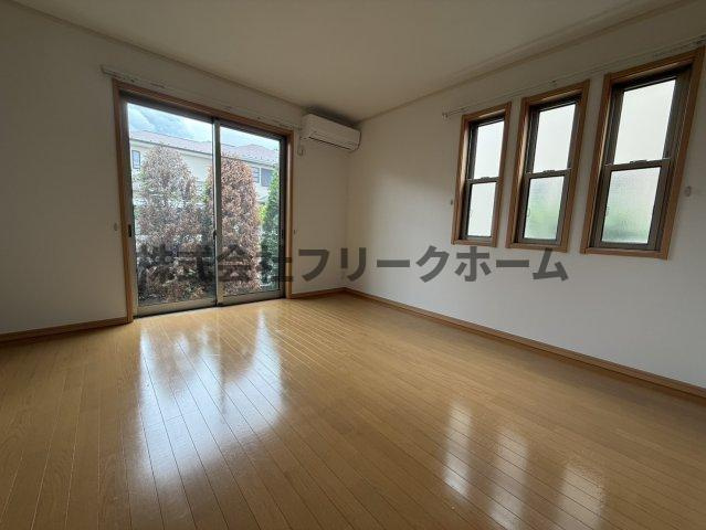 小金井市前原町４丁目のアパートの居間・リビング