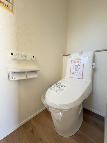 moku若松区浜町3丁目２期のトイレ|温水洗浄便座付きのトイレです。汚れてもサッとひと拭きでお手入れ簡単。節水仕様でしっかり洗浄できます。環境にやさしく、しかも経済的です。