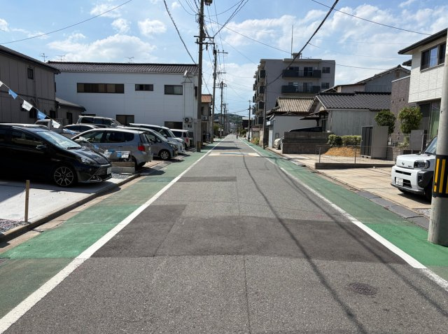 moku若松区浜町3丁目２期の前面道路含む現地写真|前面道路幅員約7.2メートル