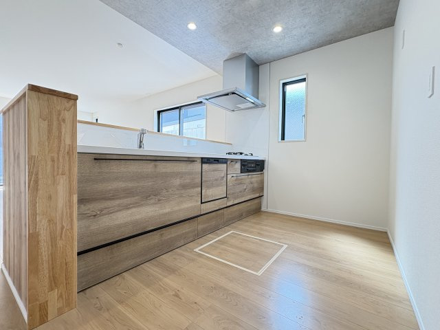 moku若松区浜町3丁目２期のキッチン|使い勝手に配慮された機能的なキッチンで、調理や片付けもスムーズ。家族との会話を楽しみながら料理ができる、使いやすい空間です。