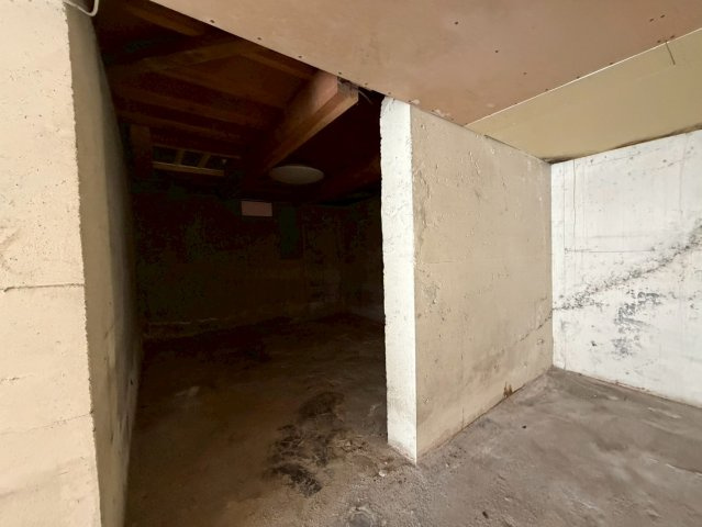 寝屋川市小路北町オーナーチェンジの駐車場|駐車場奥の物置スペース、（2026年5月撮影）