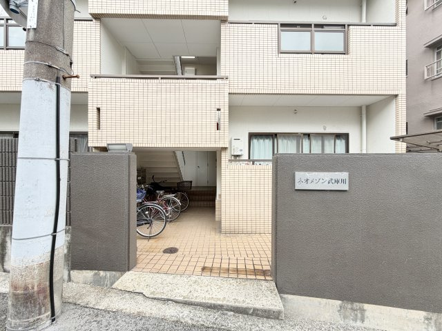 ネオメゾン武庫川のエントランス