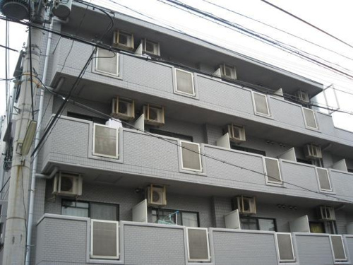 オートロックで外部の人間が簡単に出入りできないため安心です。