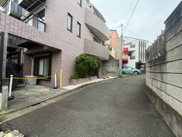 目黒区上目黒4　建築条件なし売地の前面道路含む現地写真