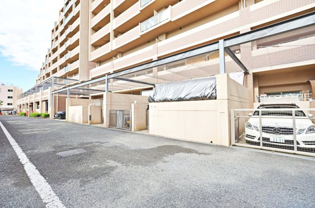 ローレルコート城北公園通り２番館の駐車場