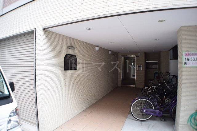 大阪市中央区南久宝寺町１丁目の賃貸マンションのエントランス