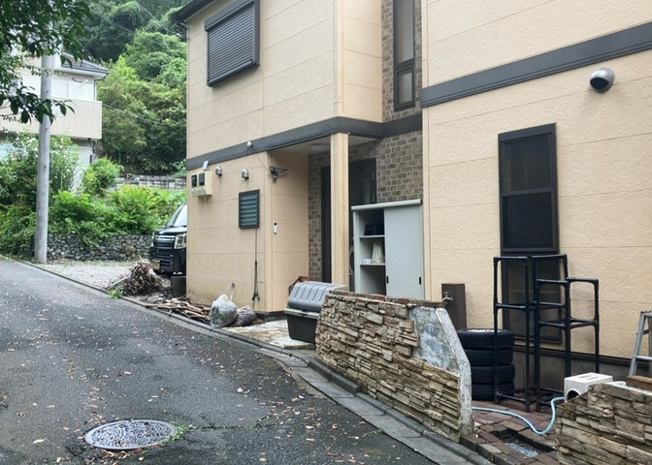 【前面道路含む現地写真】 | 住宅用の土地では前面道路に2m以上接していなければならないと法律で定められています。しかし、お持ちの車のサイズやライフスタイルなどにより、2mでは利便が悪い場合もございますので、事前に確認しましょう。