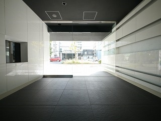グロース西横浜のエントランス