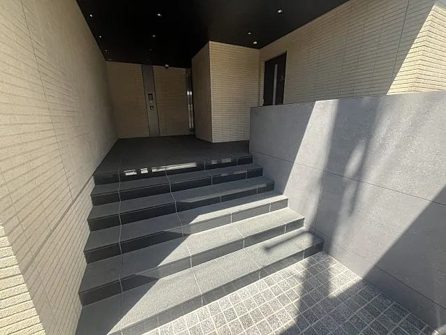 神戸市東灘区森北町４丁目の賃貸マンションのエントランス