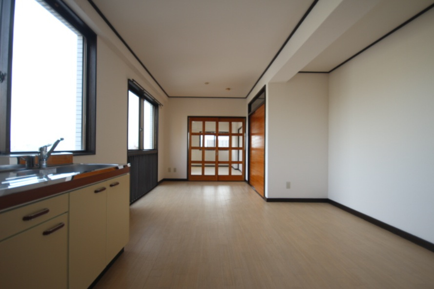神戸市灘区岸地通５丁目の賃貸マンションの居間・リビング