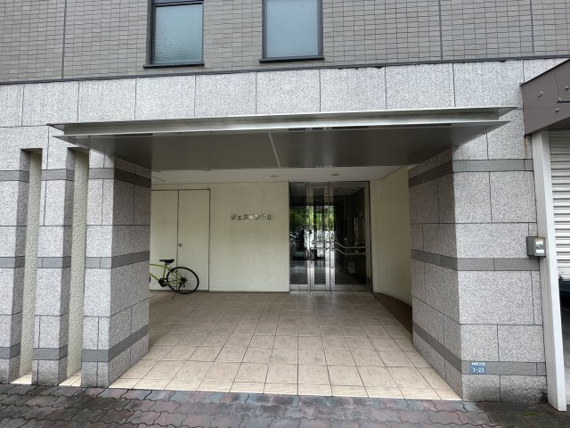 ジェヌイン本山のエントランス