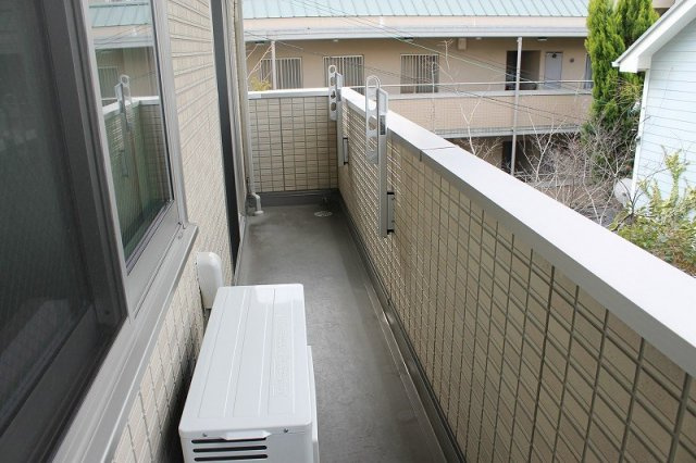 神戸市東灘区魚崎西町４丁目のアパートのバルコニー