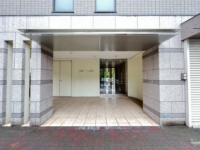 ジェヌイン本山のエントランス