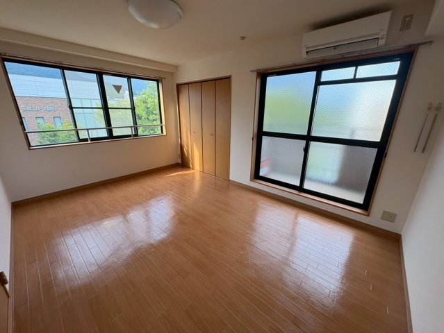 芦屋市大原町の賃貸マンションの居間・リビング