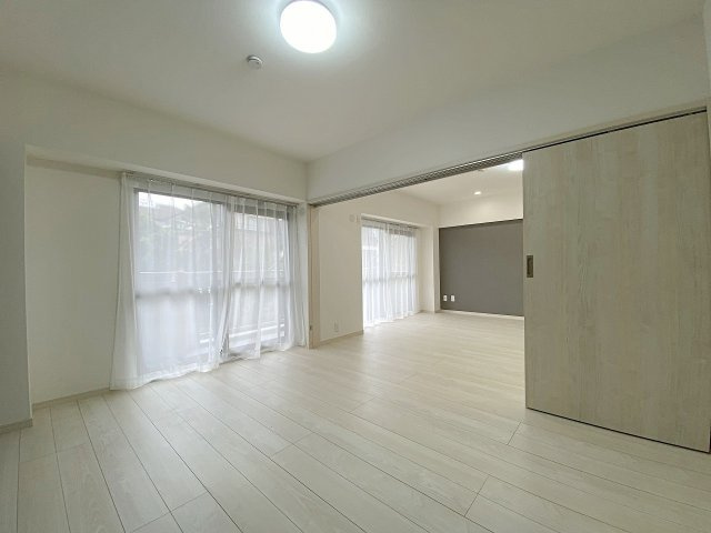 習志野台マンションの洋室|独立性の高い6.0帖の洋室です。明るい光を取り込める窓があり居心地の良さが魅力です。衣類などをしっかりしまえる収納も完備されており、寝室やゲストルームなど快適にご活用いただけます。