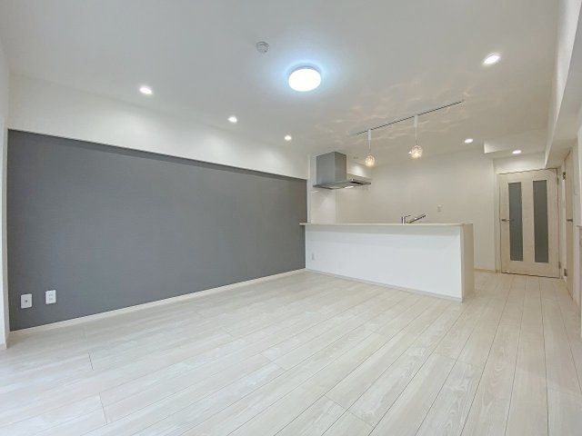 習志野台マンションの居間・リビング|別角度から見た広々としたリビング空間です。明るい光がしっかりと差し込み、ご家族が自然と集まりたくなる居心地の良い雰囲気を演出します。家具配置もしやすく、インテリアコーディネートを楽しめます。