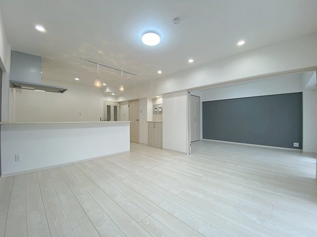 習志野台マンションの居間・リビング|開放感があふれる心地よいリビングスペースです。南西向きならではのあたたかな陽光を感じながら、ご家族皆様でゆったりとリラックスした充実のプライベートタイムを心ゆくまでお過ごしいただけます。