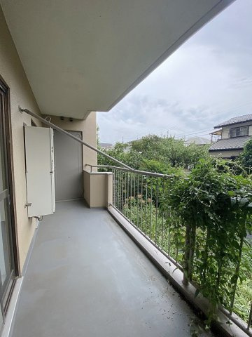 習志野台マンションのバルコニー|面積8.73㎡の開放的なバルコニー空間です。明るい陽光がしっかりと差し込み、お洗濯物や布団も気持ちよく乾かせます。心地よい風を感じながら、ほっと一息つけるプライベートな空間として活躍します。