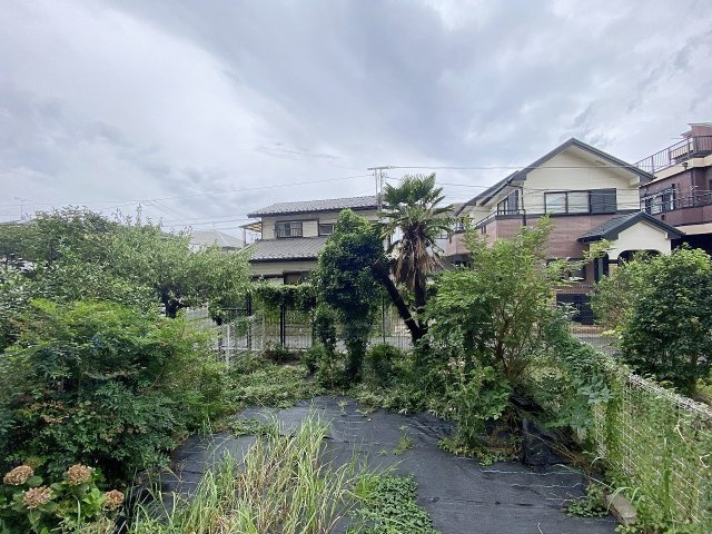 習志野台マンションの展望|バルコニーからの心地よい眺望です。前面に遮るものがなく明るい陽光と爽やかな風を感じられる開放的なロケーションとなっております。青空を仰ぎながら、毎日の暮らしにゆとりと優しさを届けてくれます。