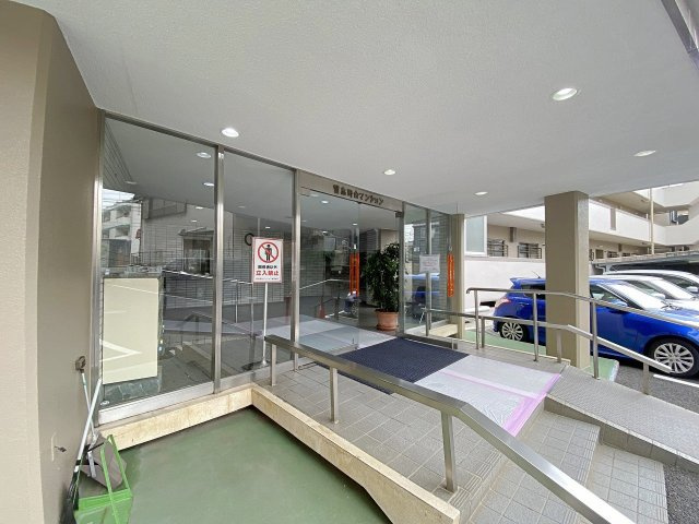 習志野台マンション|マンションの顔となる清潔感あふれるエントランスアプローチです。清掃が行き届いた共用部となっており、住まう方や訪れるゲストを温かく品格を持ってお出迎えいたします。安心感のある佇まいです。
