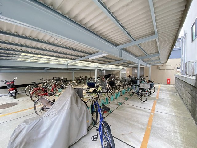習志野台マンションの駐輪場|屋根付きで安心の敷地内駐輪場エリアです。大切なお手持ちの自転車を雨風からしっかり守り、整理された駐車スペースでスムーズに出し入れ可能です。毎日の通勤通学や買い物も快適に行えます。