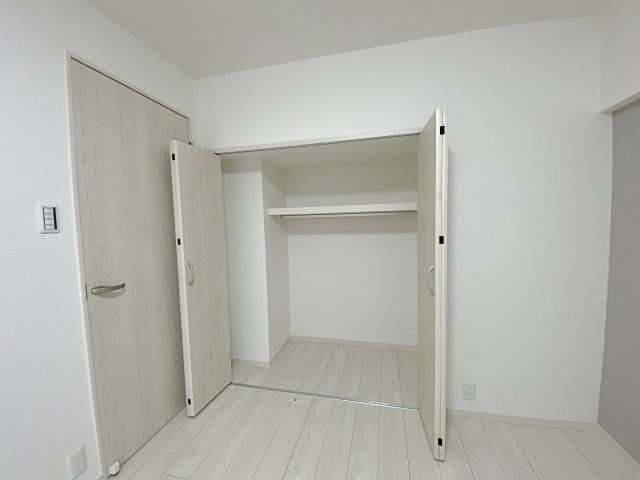 習志野台マンションの収納|お部屋の空間を有効活用できる便利な収納スペースです。日用品のストックや季節物のアイテムをスッキリ整理整頓でき、居住空間をより広く清潔に保つために役立つ嬉しい設備となっております。