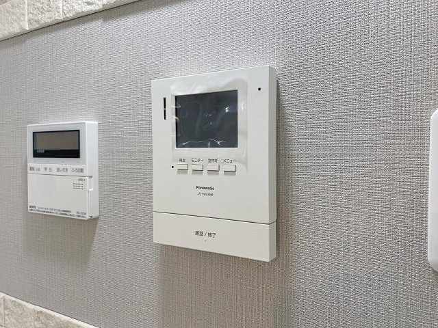 習志野台マンションのセキュリティ|来訪者の顔や姿を室内からしっかり確認できるTVモニター付きインターホンです。防犯性が高く、お子様のお留守番時や一人で過ごす時間も安心感が高まり、ご家族の快適で安全な暮らしを静かに支えます。