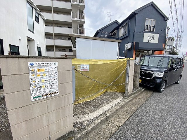 習志野台マンションのその他共用部分|綺麗に維持・管理された敷地内のゴミ置き場です。住まい全体の管理意識の高さが伺える清潔感があり、毎日の暮らしの中で快適かつ衛生的にご利用いただけます。生活上のストレスを軽減してくれる嬉しいポイントです。