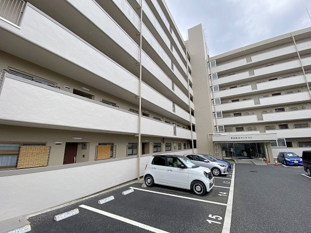 習志野台マンションの外観|落ち着きのあるデザインが魅力的な建物外観です。周辺環境とも美しく調和した佇まいで、行き届いた管理体制が伺えます。毎日の帰宅が楽しみになるような、住まう誇りを感じられる住環境です。
