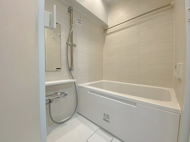 習志野台マンションの浴室|新規交換された清潔感のあるユニットバスです。一日の疲れを優しく癒やしてくれる快適なバススペースで、いつでも心地よいバスタイムをお過ごしいただけます。日々の暮らしに潤いを与えます。