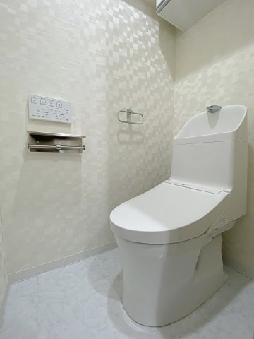 習志野台マンションのトイレ|新規交換済みの快適なトイレ空間です。衛生面でも安心の最新設備に一新されており、毎日使う場所だからこそ快適性と清掃性にこだわりました。手入れがしやすく、綺麗な状態を保ちやすいです。
