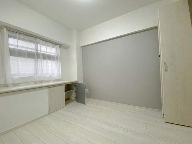 習志野台マンションの寝室|使い勝手の良い4.5帖の洋室です。主寝室や書斎、趣味の部屋など多目的にご活用いただけます。収納空間も備わっているため、お部屋をすっきりと広く使っていただける利便性の高いレイアウトです。