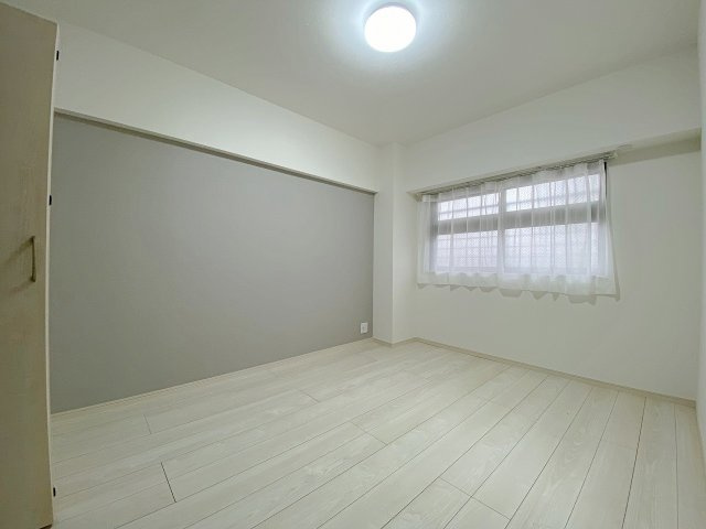 習志野台マンションの子供部屋|ゆとりある6.0帖の洋室です。お子様のお部屋としてはもちろん、デスクを置いてリモートワークスペースにするなど、ご家族のライフスタイルに合わせてフレキシブルに活用できる快適空間です。