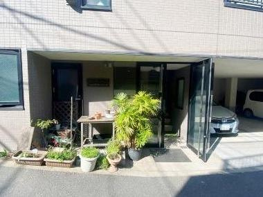 フレーシェル石川のエントランス