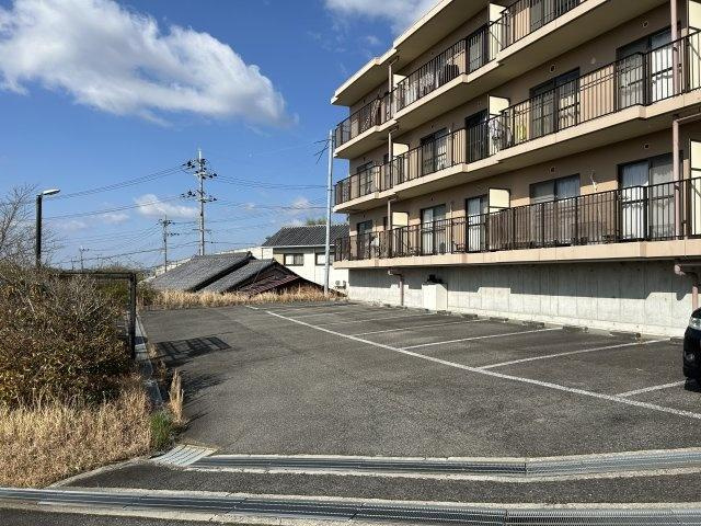 リーガルハウス吉川の駐車場