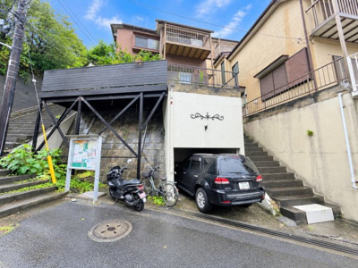 【前面道路含む現地写真】 | ◆保土ヶ谷区初音ヶ丘　中古戸建◆ | ◆爽やかな青空の下に贅沢なほどに降り注ぐ陽光、豊かな居住性と、クオリティが見事に調和した住空間は、住まうことの喜びを感じさせてくれます。ゆとりある広い敷地で開放的なお住まいです。