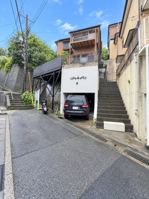 【外観】 | ◆保土ヶ谷区初音ヶ丘　中古戸建◆ | ◆前面道路も幅員があり車の運転も安心！前面道路は閑静な住宅地。車通りの少ない道路です。お子様にも安心です。

