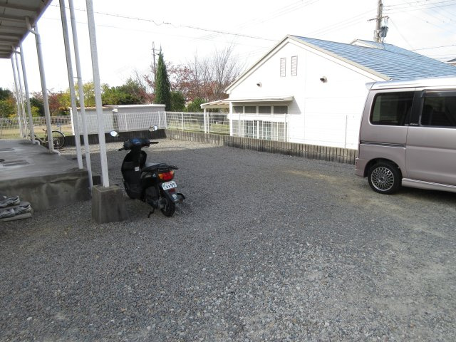 クイーンハイツ青山Aの駐車場