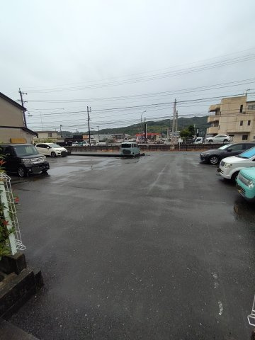 エトワール小山の駐車場