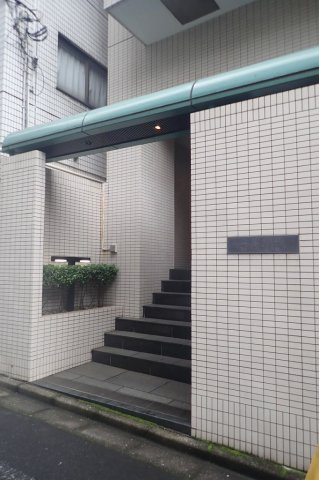 タウン・ハイム本駒込のエントランス
