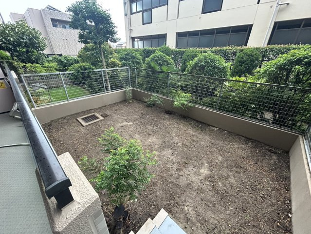 ファミール夙川寿町の庭