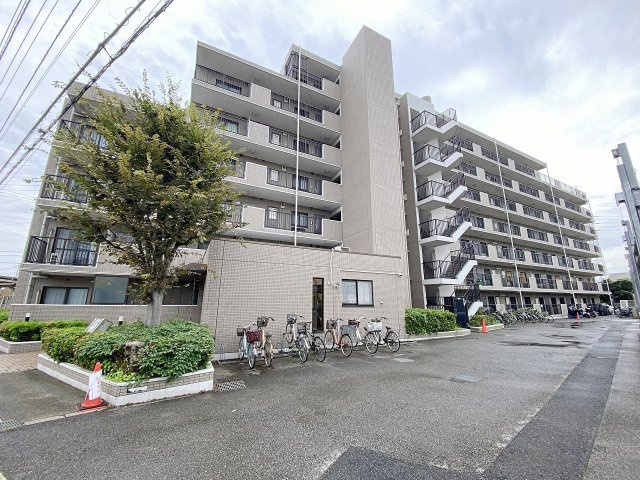 アーバネスト船橋三咲の外観|落ち着きと品格を感じさせる洗練されたデザインの建物外観。周辺の閑静な街並みとも美しく調和しています。管理体制も良好で、安心感と快適さを兼ね備えた住環境が日々の暮らしを優しく包み込みます。