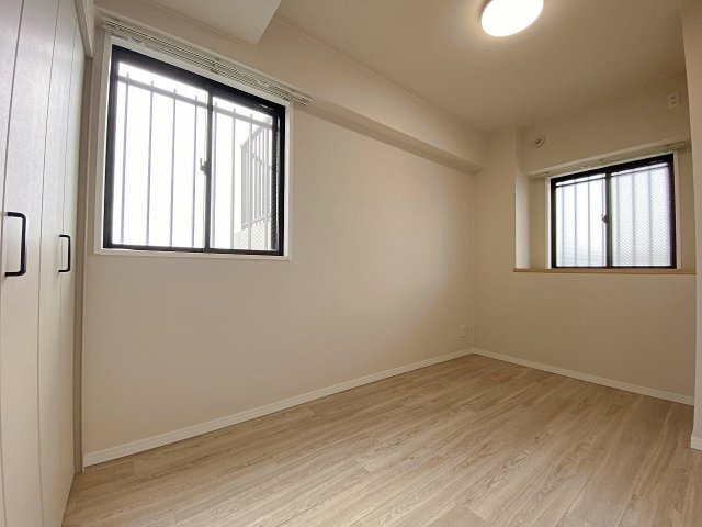 アーバネスト船橋三咲の子供部屋|約4.5帖の洋室は子供部屋やワークスペースなど多目的に活躍します。コンパクトながら開口部があり明るく爽やかな印象。効率的なレイアウトで家具も配置しやすく、自分時間を快適に過ごせるお部屋です。