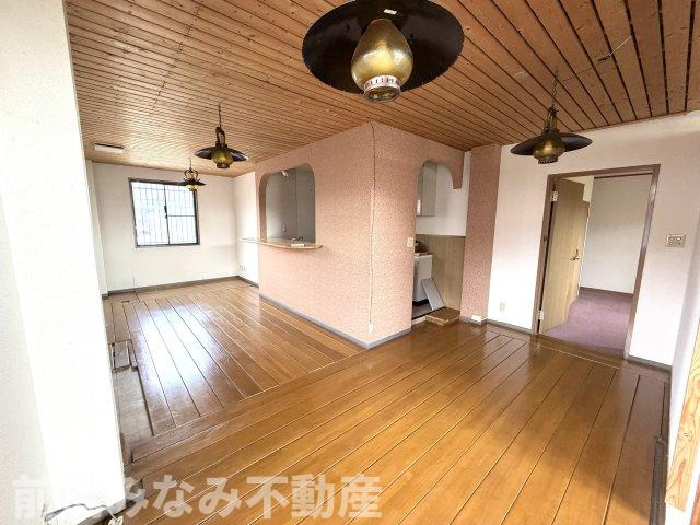 【中古】渋川市半田　６LLDDKKの居間・リビング|使いやすいリビングです