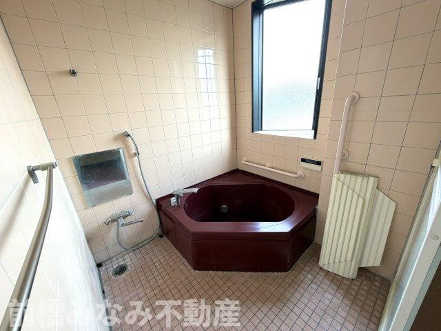 【中古】渋川市半田　６LLDDKKの浴室|落ち着いた空間のお風呂です