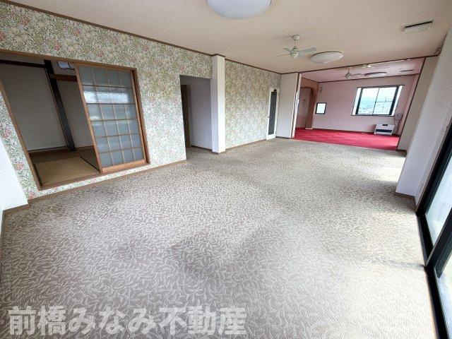 【中古】渋川市半田　６LLDDKKの居間・リビング|使いやすい居間です