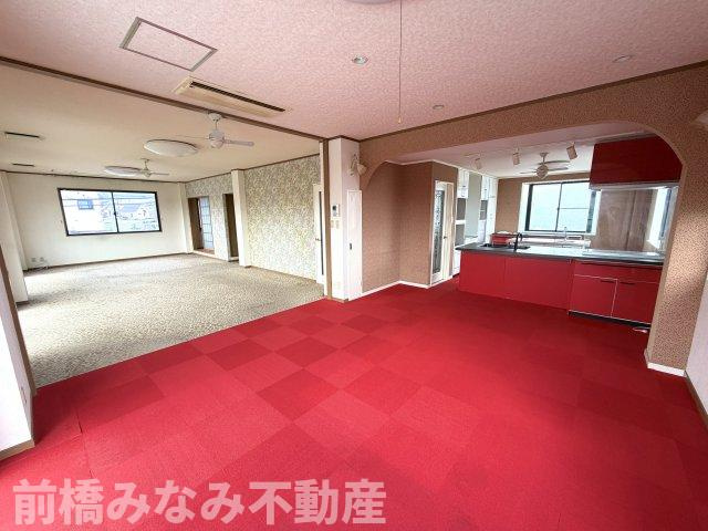 【中古】渋川市半田　６LLDDKKの居間・リビング|ゆったり過ごせる居間です