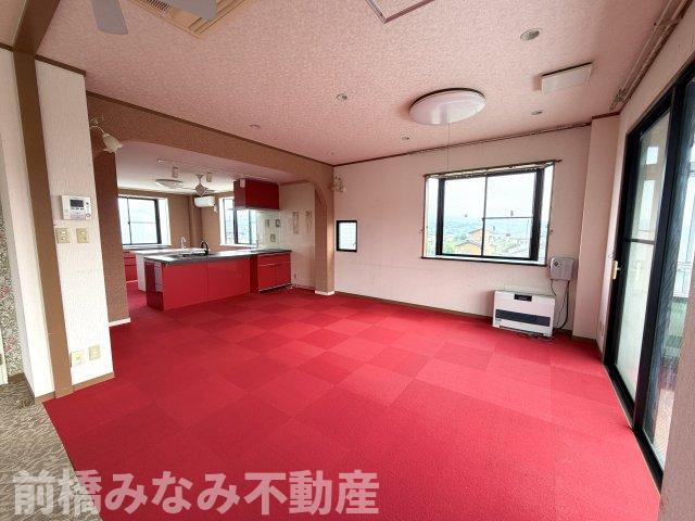 【中古】渋川市半田　６LLDDKKの居間・リビング|ゆったり過ごせる居間です