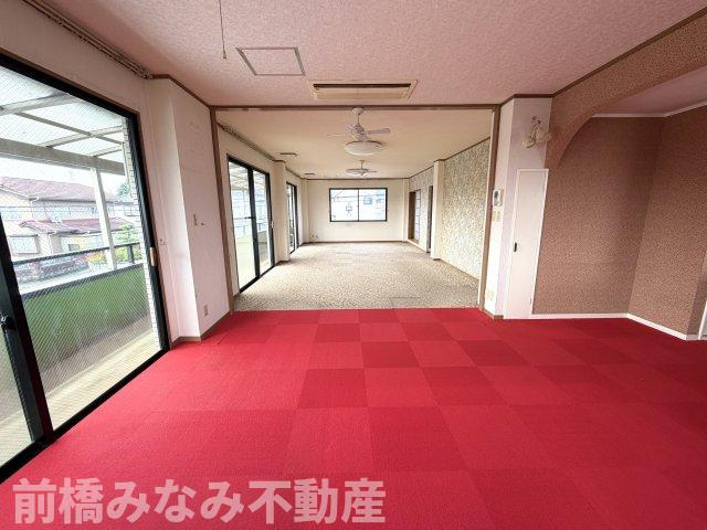 【中古】渋川市半田　６LLDDKKの居間・リビング|ゆったり過ごせる居間です